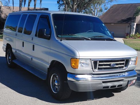 Used 2006 Ford E-350 and Econoline 350 XLT image 2