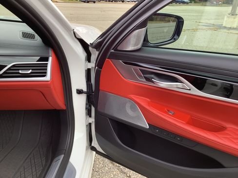 Used 2020 BMW 750i xDrive w/ Autobahn Package image 30