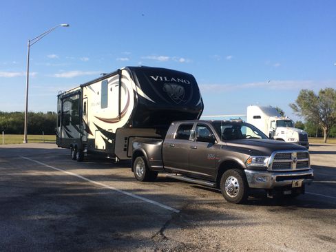 Used 2014 RAM 3500 Laramie w/ Convenience Group AWD/4WD image 2