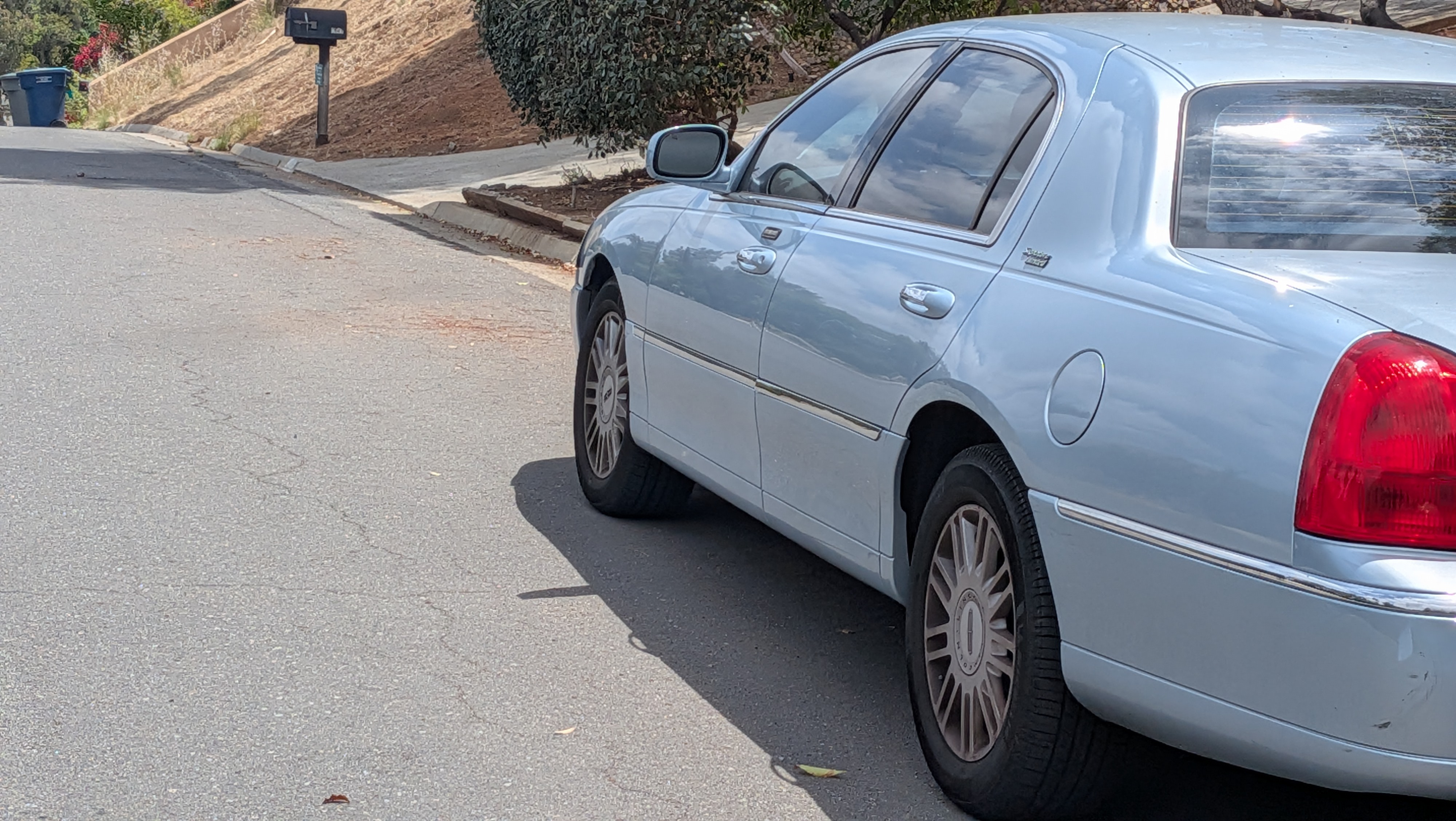 Used 2006 Lincoln Town Car Signature Limited RWD image 2