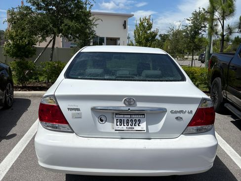 Used 2005 Toyota Camry LE FWD image 2
