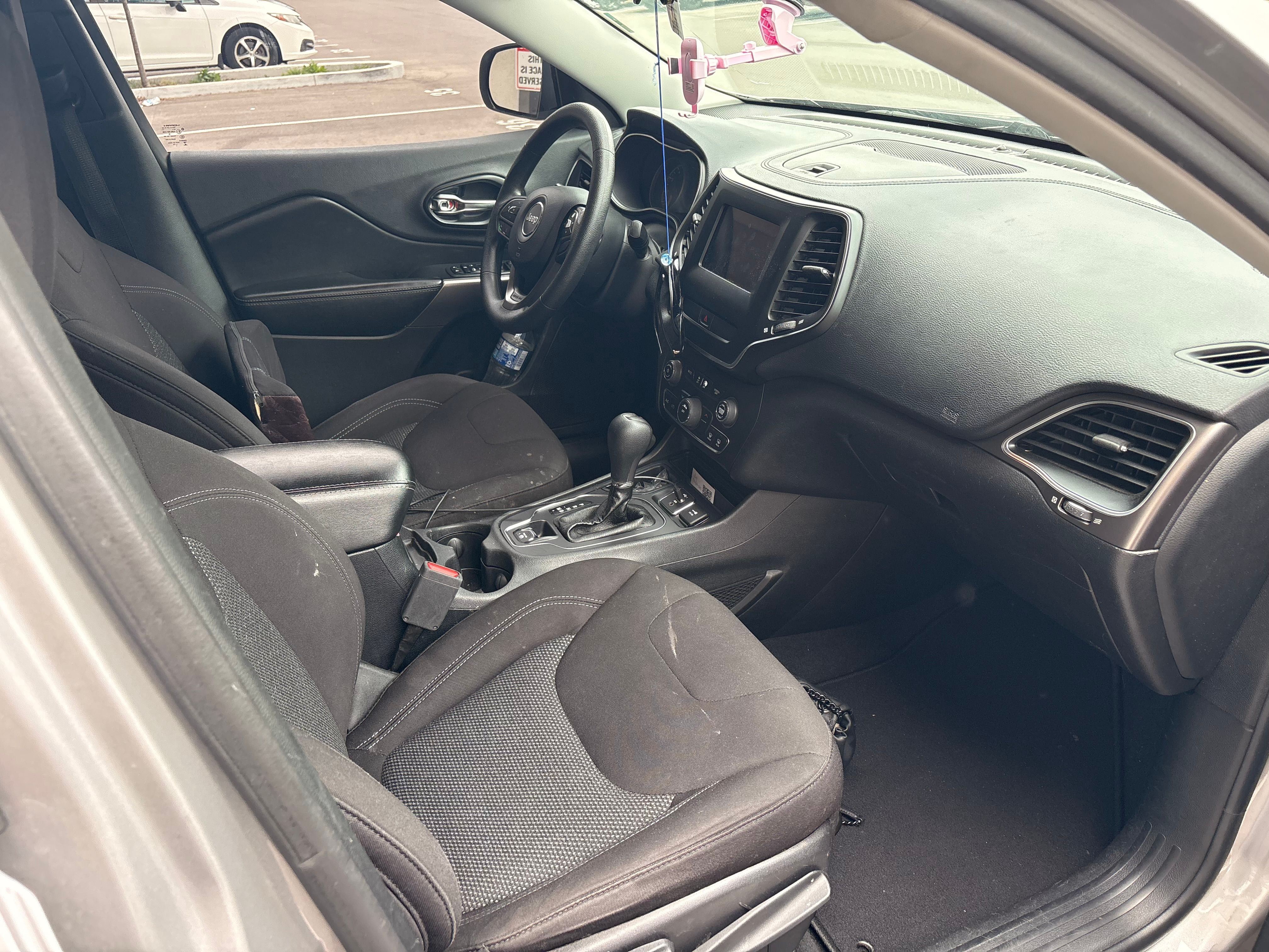 Used 2020 Jeep Cherokee Latitude FWD image 10