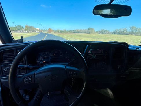 Used 2004 Chevrolet Silverado 2500 LS w/ Heavy-Duty Power Package image 12