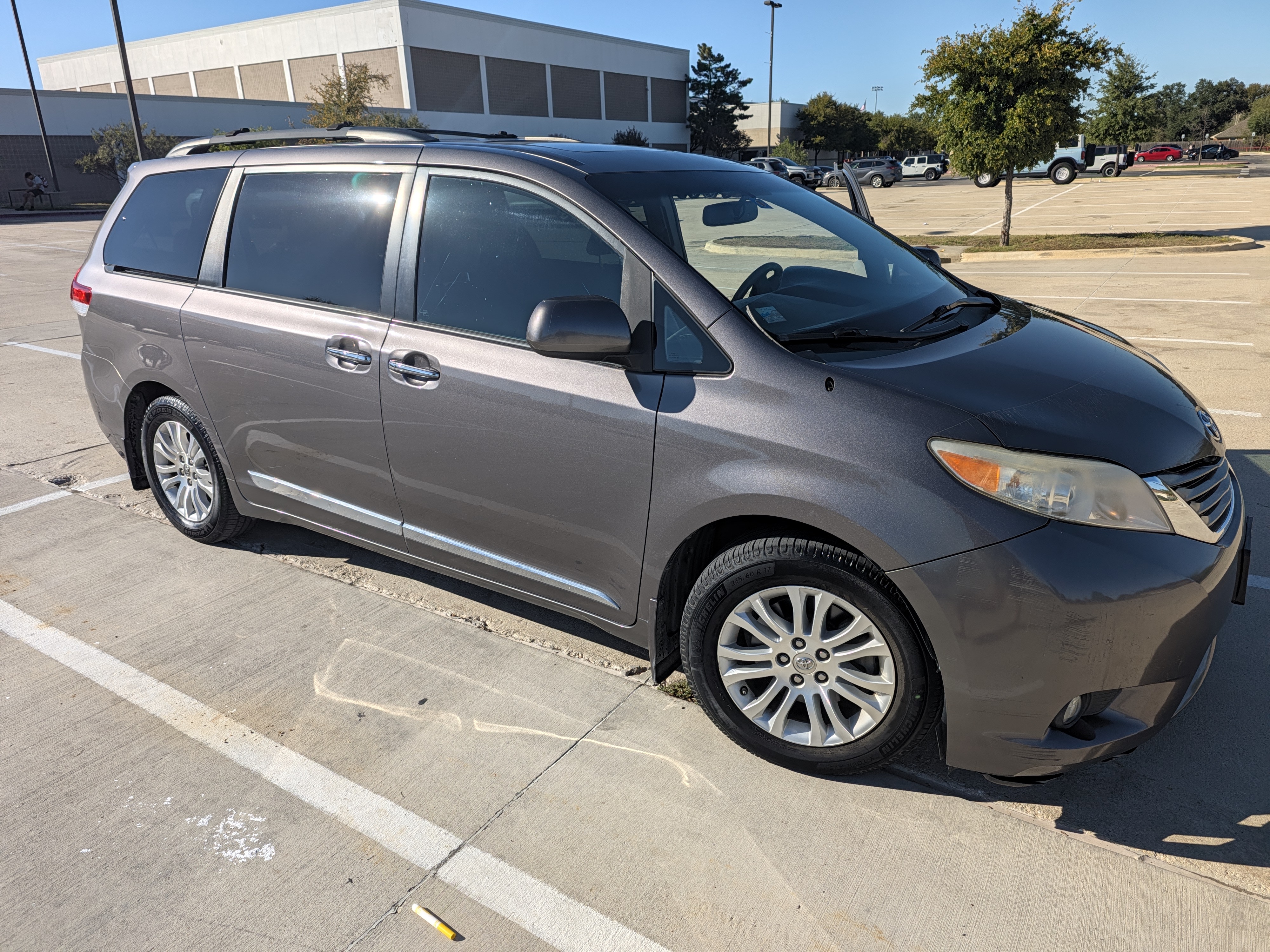 Used 2013 Toyota Sienna XLE w/ Entertainment Pkg FWD image 4
