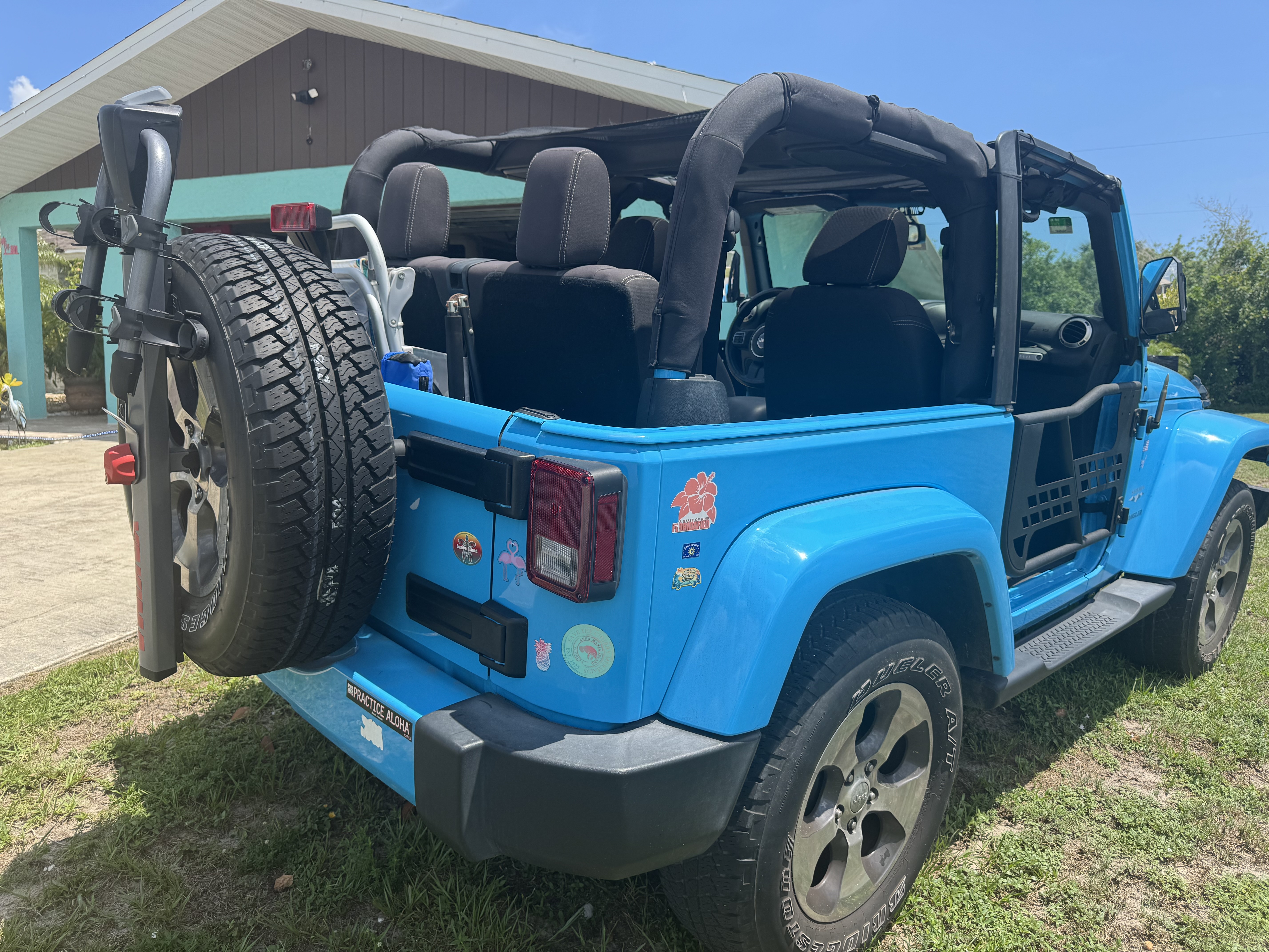 Used 2017 Jeep Wrangler Sahara w/ Connectivity Group AWD/4WD image 6