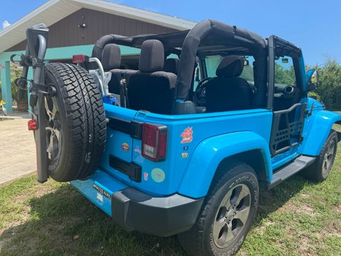 Used 2017 Jeep Wrangler Sahara w/ Connectivity Group AWD/4WD image 6