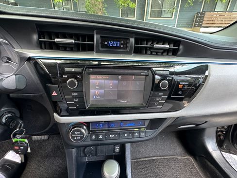 Used 2014 Toyota Corolla LE FWD image 15