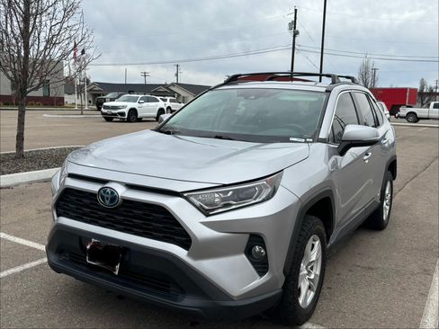 Used 2021 Toyota RAV4 XLE w/ XLE Grade Weather Package image 4