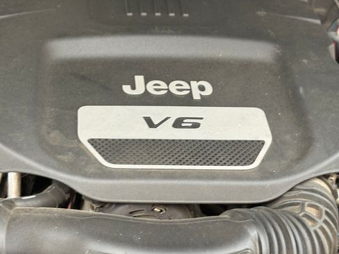 Used 2014 Jeep Wrangler Unlimited Rubicon w/ Connectivity Group image 17