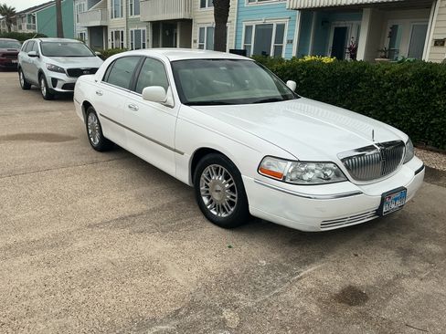 Used 2009 Lincoln Town Car Signature Limited RWD image 2