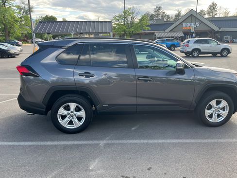 Used 2021 Toyota RAV4 XLE image 2