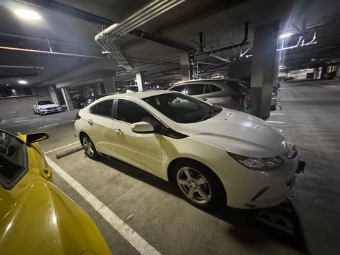 Used 2018 Chevrolet Volt LT image 1