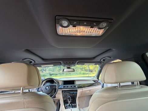 Used 2014 BMW 750i image 18