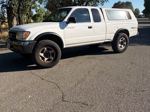 Used 2000 Toyota Tacoma PreRunner RWD image 1
