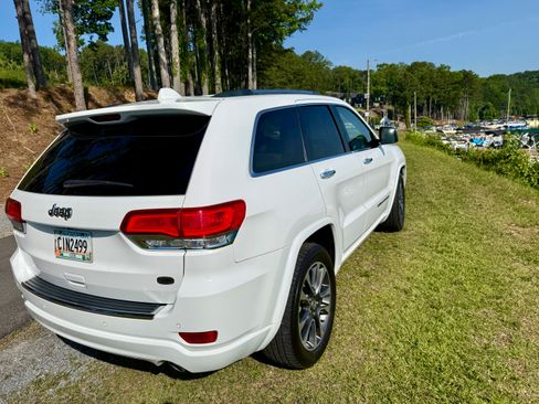 Used 2018 Jeep Grand Cherokee Overland RWD image 17