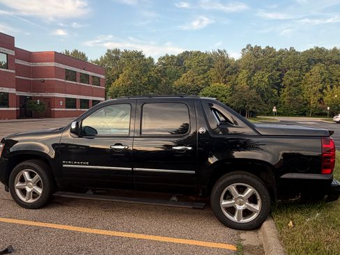 Used 2013 Chevrolet Avalanche LTZ AWD/4WD image 12