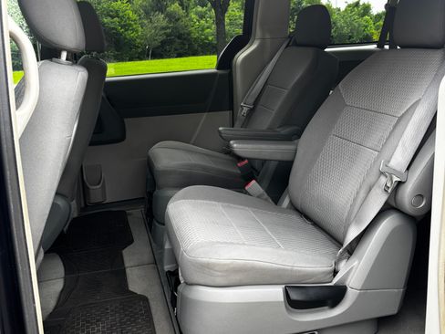 Used 2008 Chrysler Town & Country LX FWD image 8