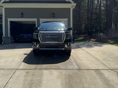 Used 2021 GMC Yukon XL Denali w/ Denali Premium Package AWD/4WD image 2