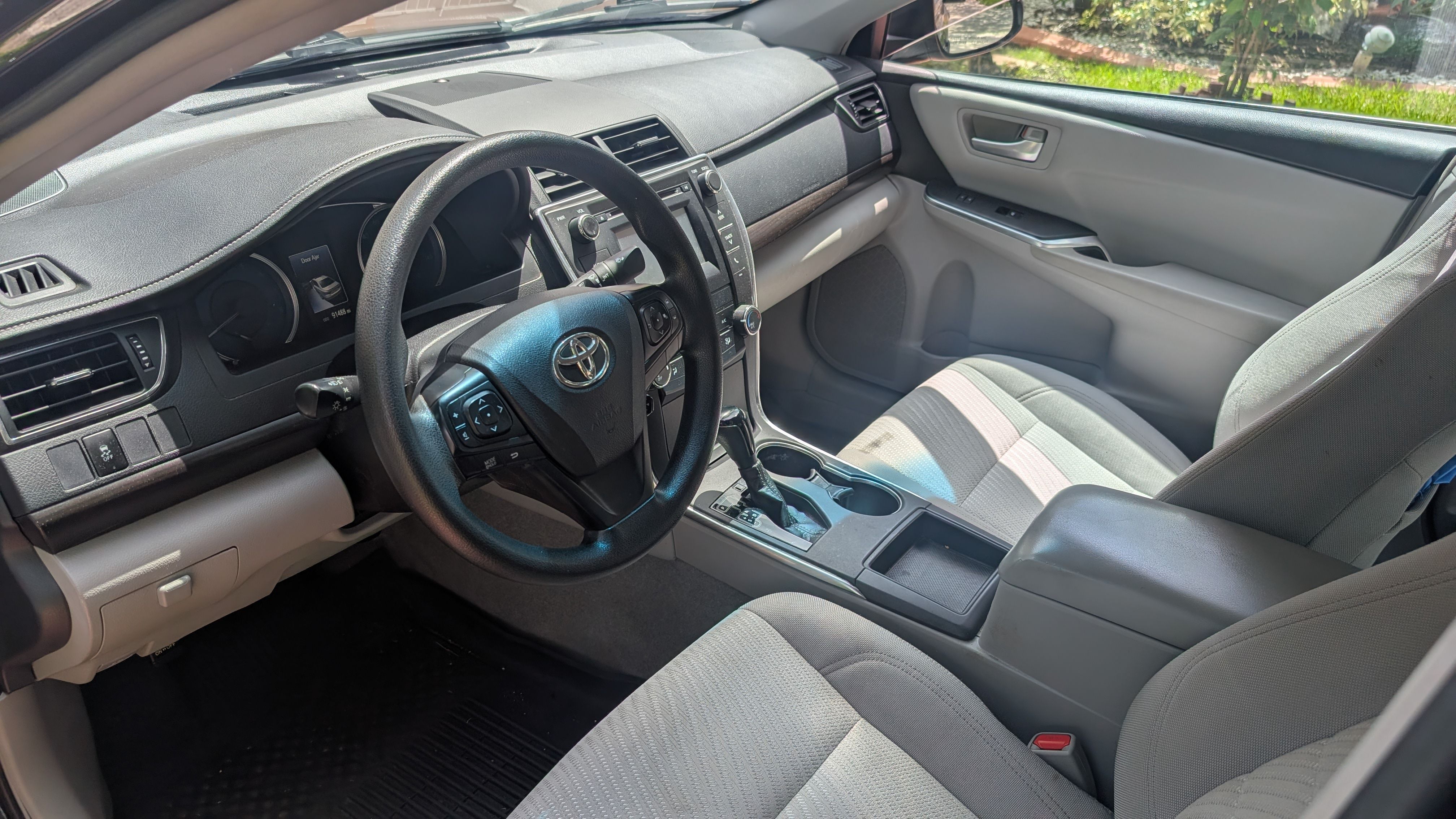 Used 2017 Toyota Camry LE FWD image 1