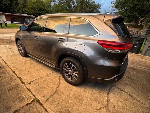 Used 2018 Toyota Highlander XLE FWD image 11