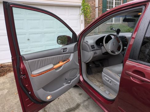 Used 2007 Toyota Sienna XLE image 12