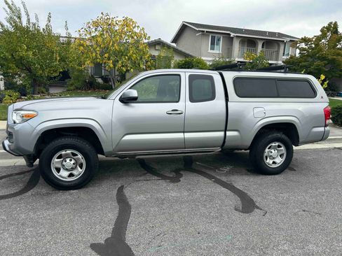 Used 2017 Toyota Tacoma 4x4 Access Cab image 4