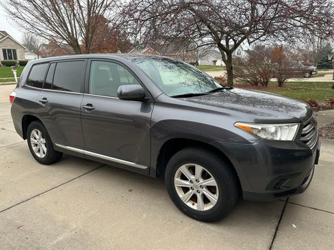 Used 2013 Toyota Highlander FWD image 1
