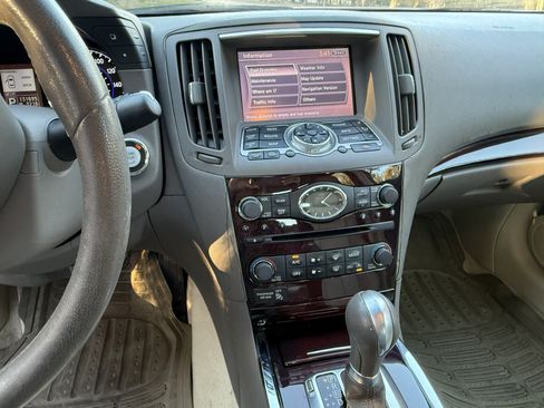 Used 2011 INFINITI G37 Journey w/ Premium Pkg image 9