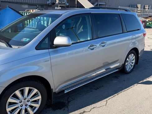 Used 2017 Toyota Sienna XLE Premium image 17