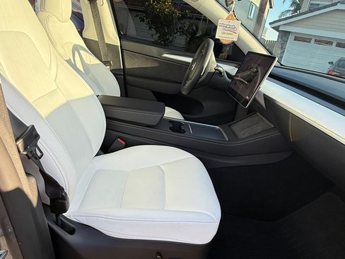 Used 2025 Tesla Model Y Long Range image 10