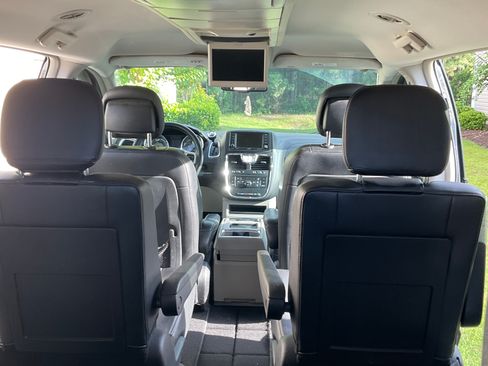 Used 2014 Chrysler Town & Country Touring FWD image 4