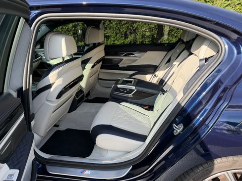 Used 2022 BMW 750i xDrive w/ Luxury Rear Seating Package AWD/4WD image 11