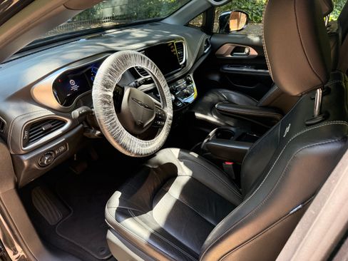 Used 2022 Chrysler Pacifica Touring-L w/ S Appearance Package FWD image 5