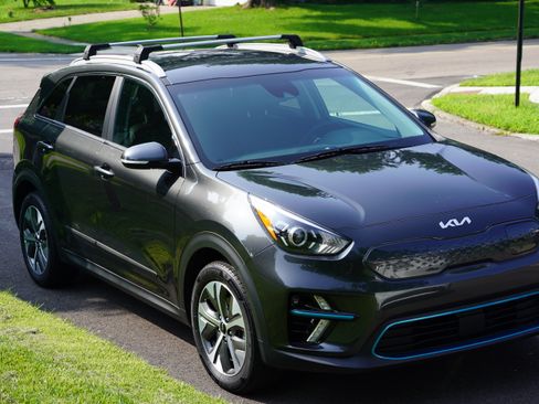 Used 2022 Kia Niro EX w/ Cold Weather Package FWD image 8