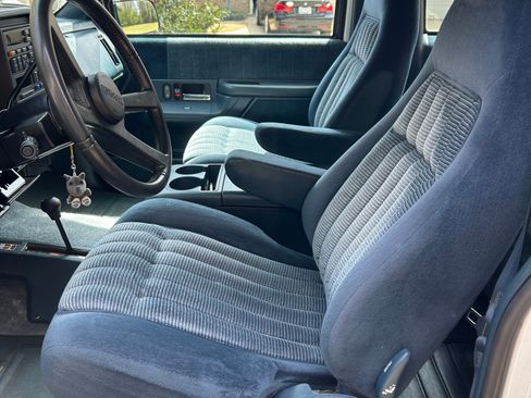 Used 1994 GMC Yukon Sport Utility 2D image 11