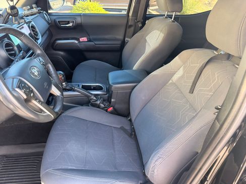 Used 2018 Toyota Tacoma TRD Off-Road w/ Technology Package AWD/4WD image 15