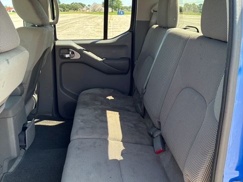 Used 2012 Nissan Frontier SV w/ SV Premium Utility Pkg AWD/4WD image 12