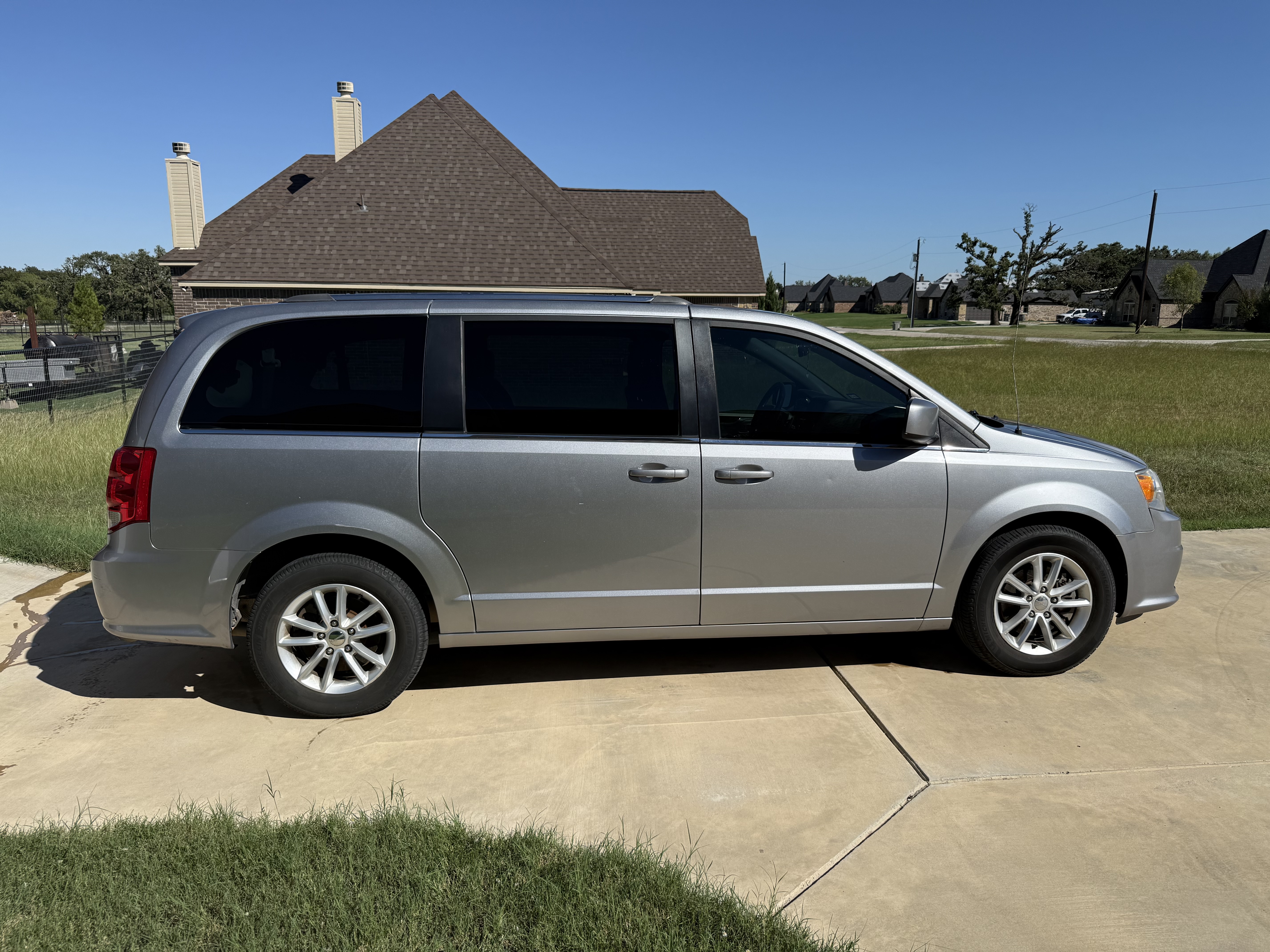 Used 2019 Dodge Grand Caravan SXT FWD image 2