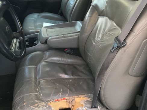 Used 2000 Chevrolet Suburban 2500 LT w/ LT Preferred Equipment Group image 4