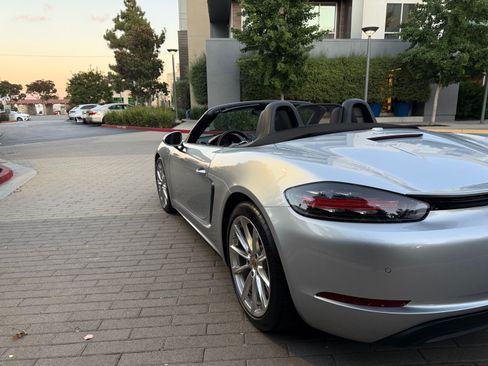 Used 2017 Porsche 718 Boxster image 8