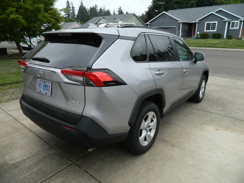 Used 2020 Toyota RAV4 XLE w/ All Weather Liner Package AWD/4WD image 6