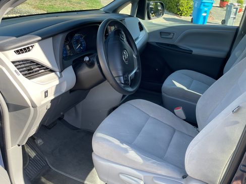 Used 2019 Toyota Sienna L image 5