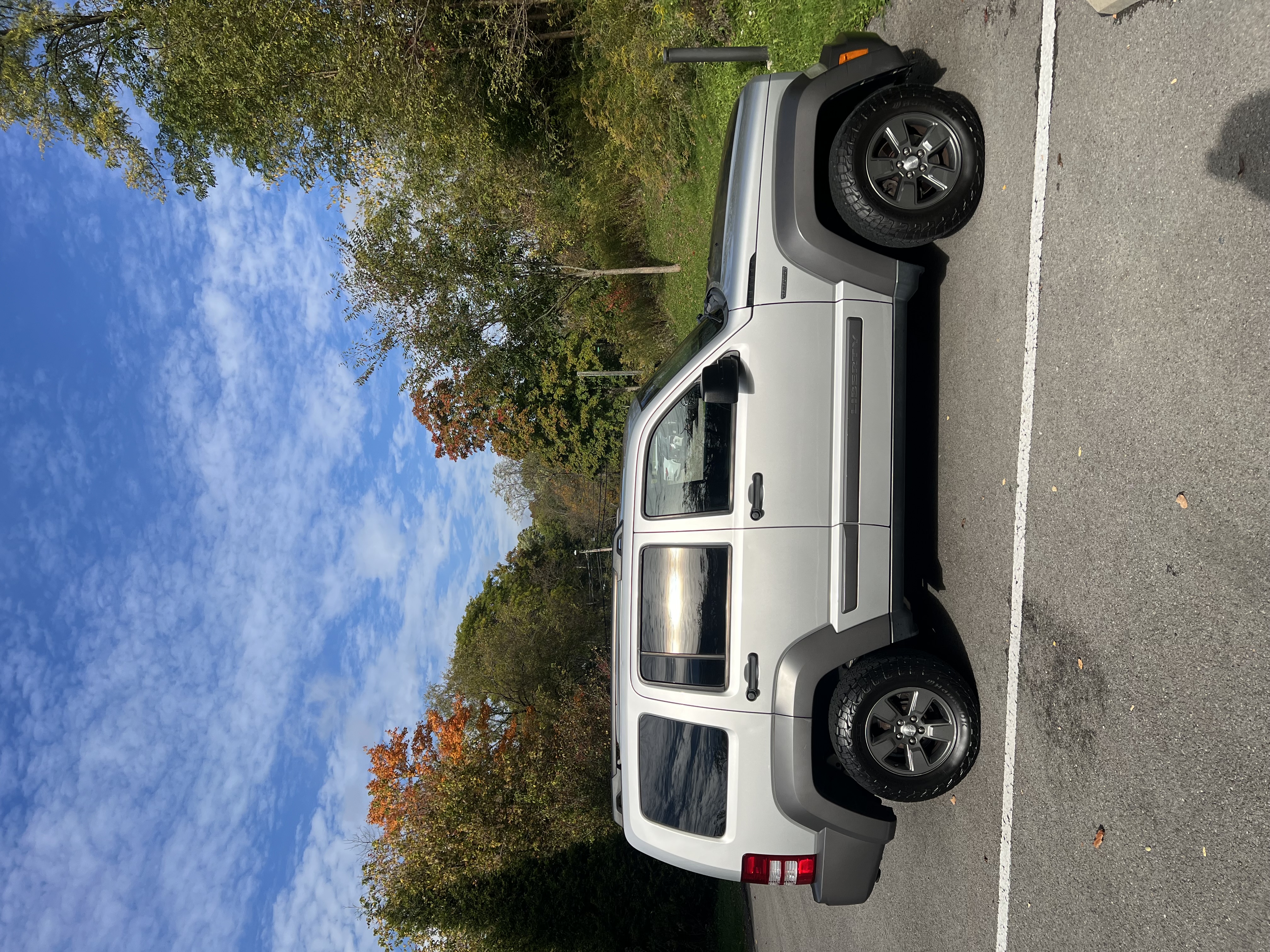 Used 2010 Jeep Liberty Renegade AWD/4WD image 6