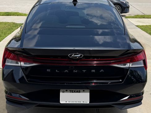 Used 2023 Hyundai Elantra SEL w/ Convenience Package FWD image 2