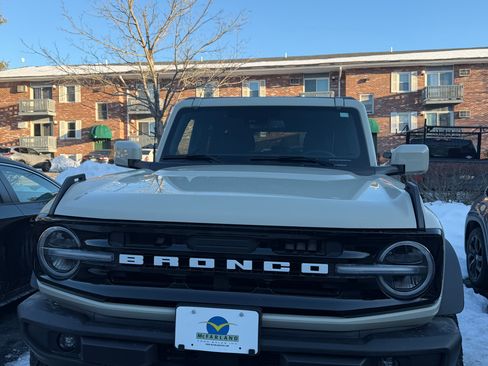 Used 2025 Ford Bronco Outer Banks w/ Sasquatch Package AWD/4WD image 4