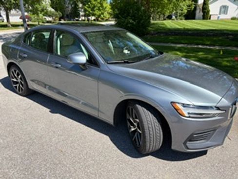 Used 2019 Volvo S60 T5 Momentum w/ Multimedia Package FWD image 1