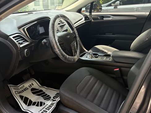 Used 2017 Ford Fusion SE w/ Fusion SE Technology Package image 11