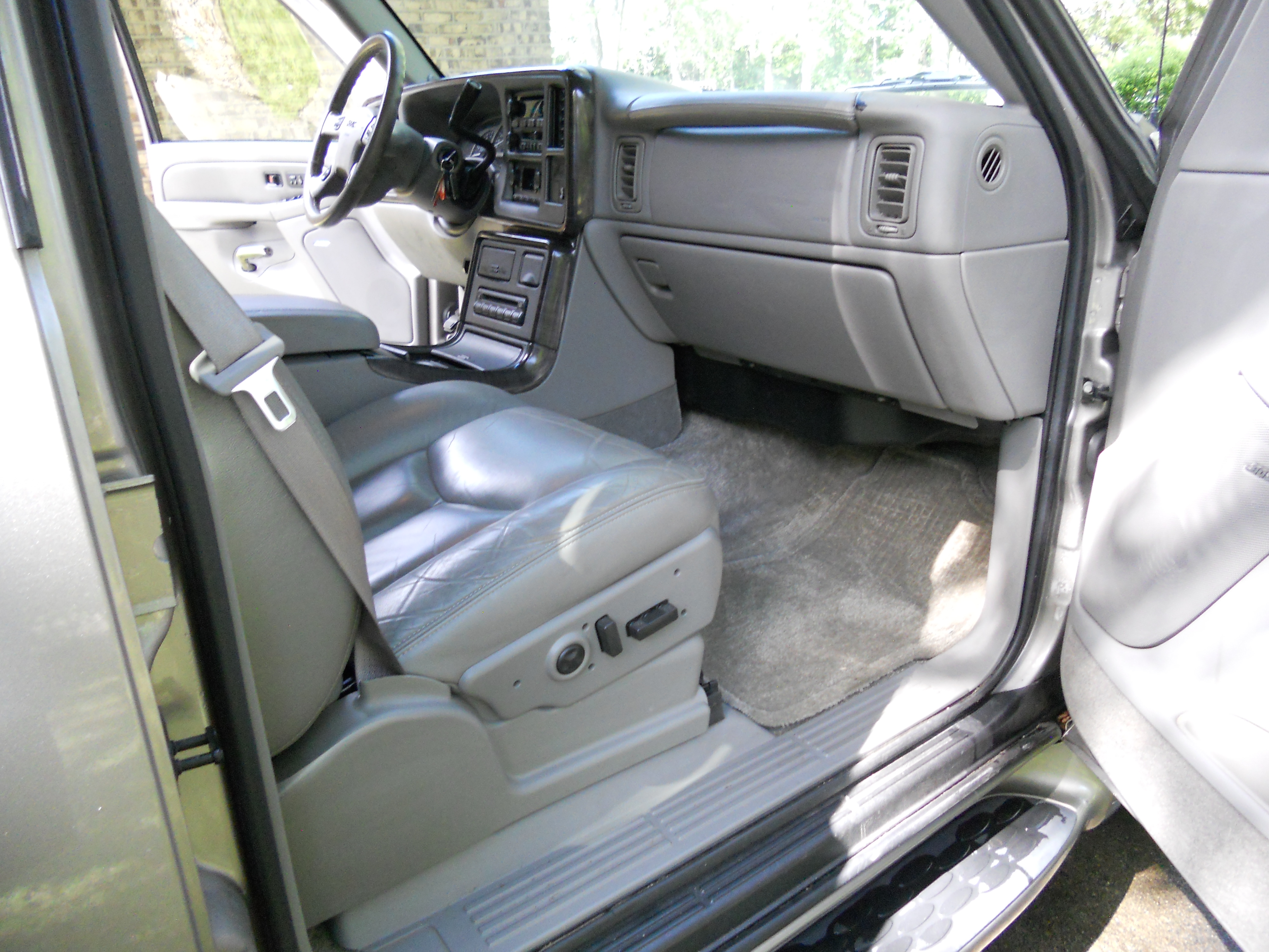 Used 2003 GMC Yukon Denali AWD/4WD image 14
