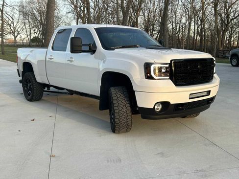Used 2013 GMC Sierra 2500 Denali AWD/4WD image 2