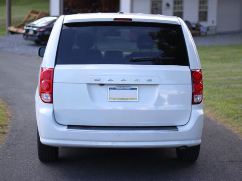 Used 2019 Dodge Grand Caravan SE w/ UConnect Hands-Free Group FWD image 6